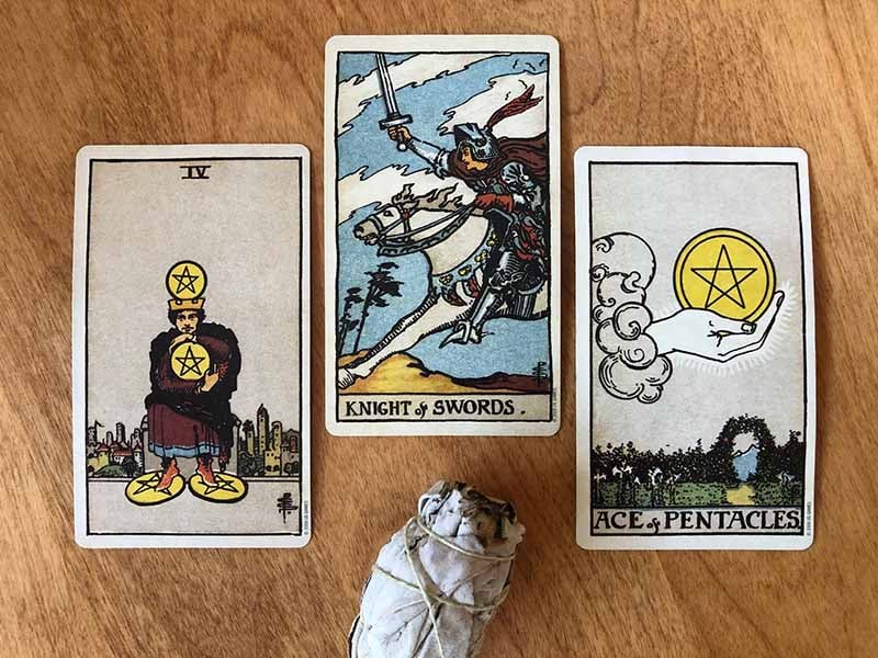 Knight Of Swords kết hợp với Chiêm Tinh Học và các lá bài khác
