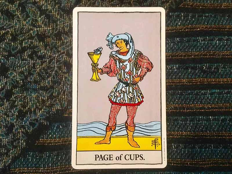 Ý nghĩa lá Page Of Cups ở vị trí xuôi