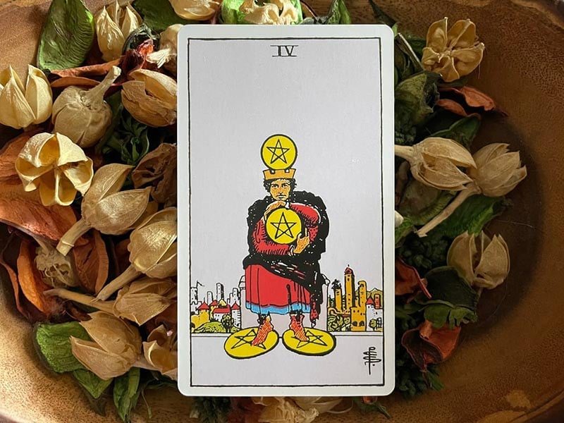 Ý nghĩa khi lá 4 Of Pentacles xuôi