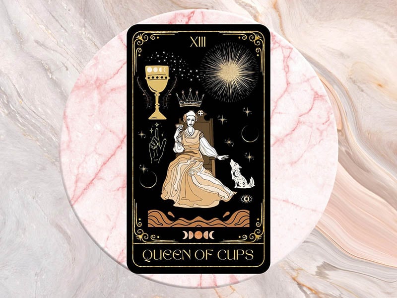Ý nghĩa lá Queen Of Cups khi lá bài xuôi