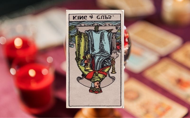 Ý nghĩa lá King Of Cups khi lá bài ngược