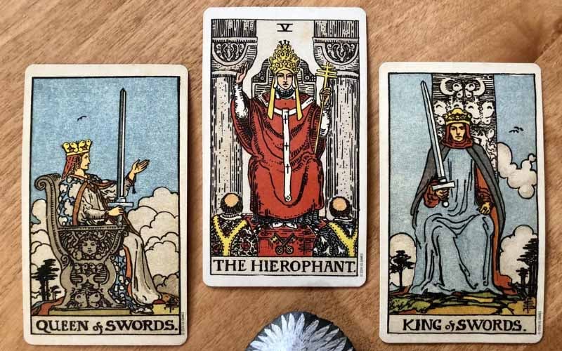 Mối tương quan của The Hierophant với các lá bài khác