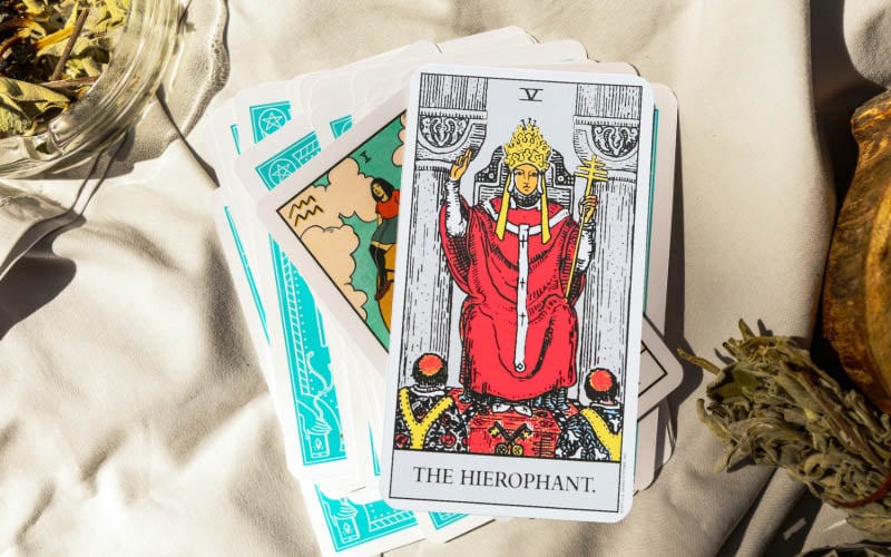 Ý nghĩa của lá The Hierophant là gì?