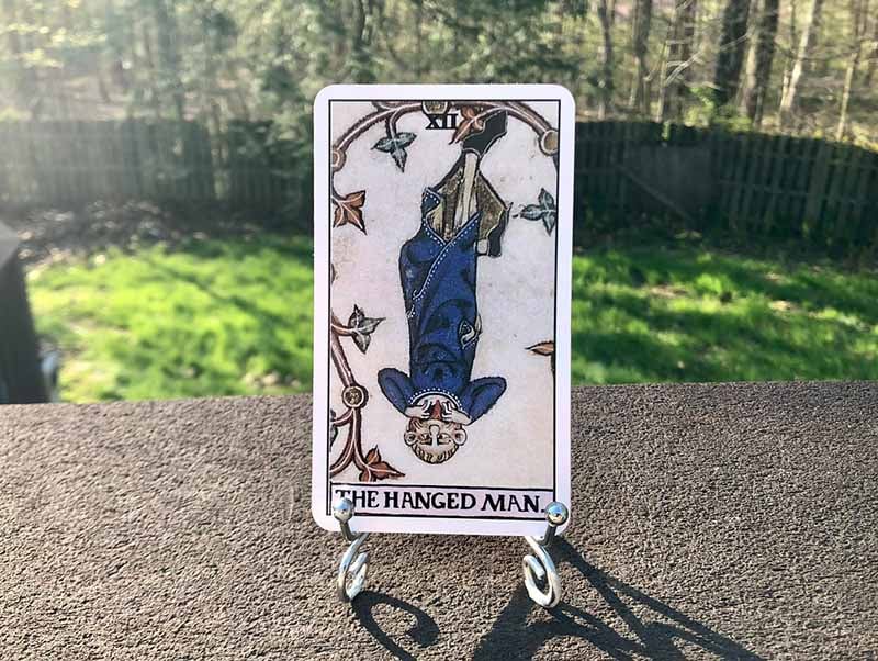Ý nghĩa của The Hanged Man khi đi với lá bài khác