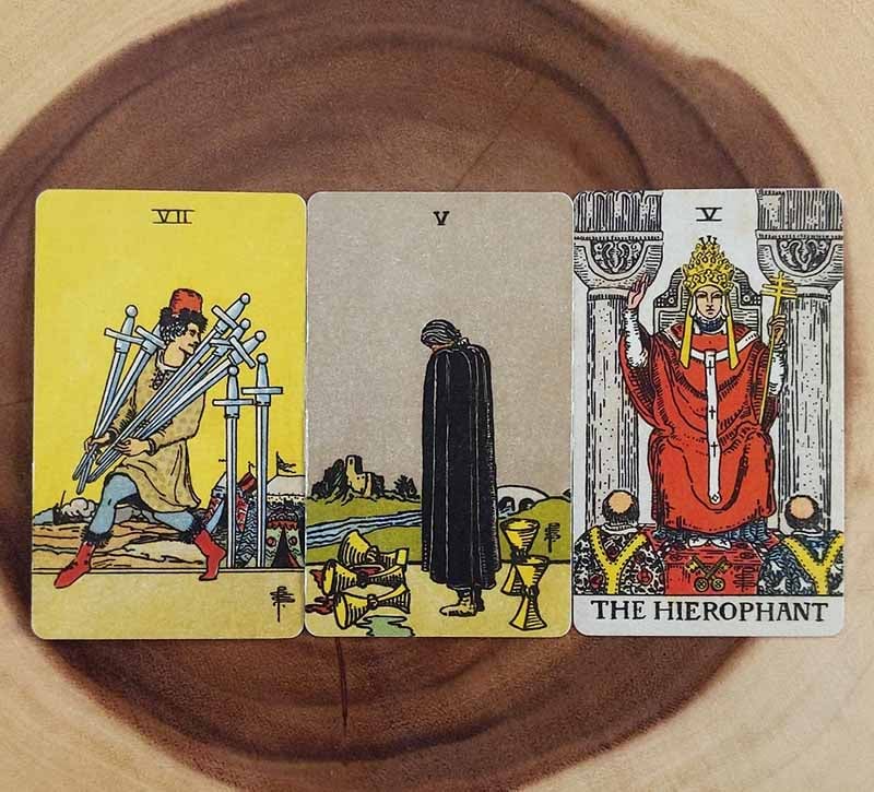Seven Of Swords khi kết hợp với những lá bài khác