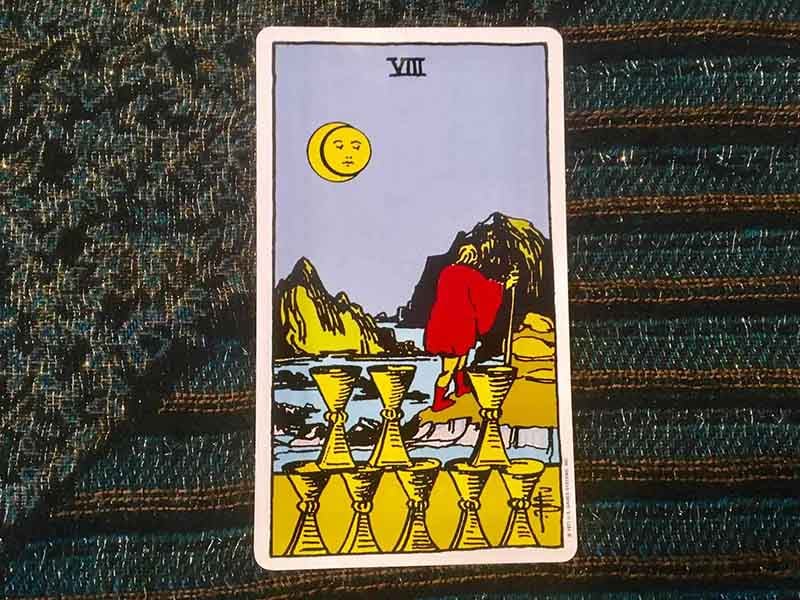 Ý nghĩa lá 8 Of Cups ở vị trí xuôi