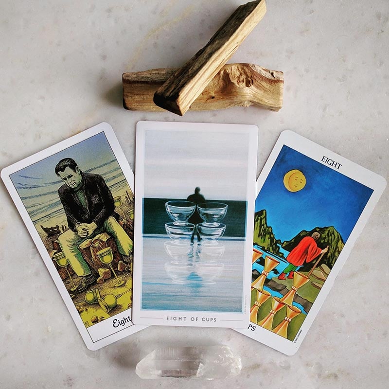 Giải mã 8 Of Cups khi kết hợp với các lá bài khác