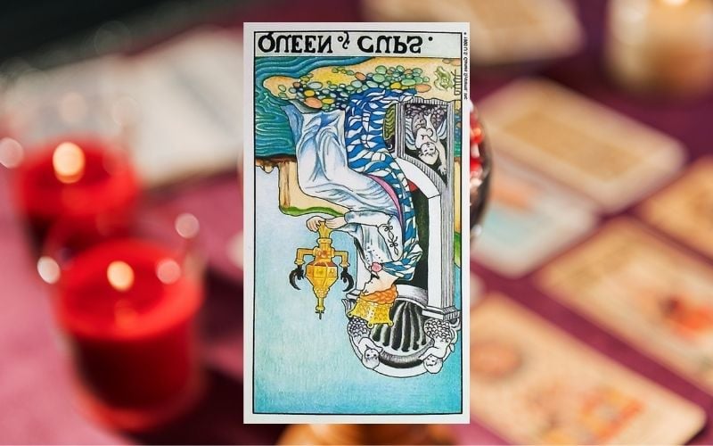 Ý nghĩa lá Queen Of Cups khi lá bài ngược