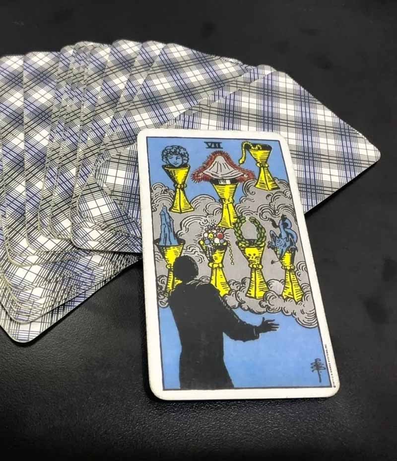 Ý nghĩa 7 Of Cups xuôi