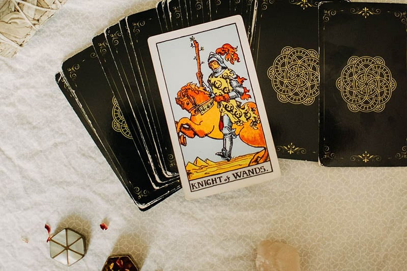 Sự tương tác giữa Knight Of Wands và các lá bài khác
