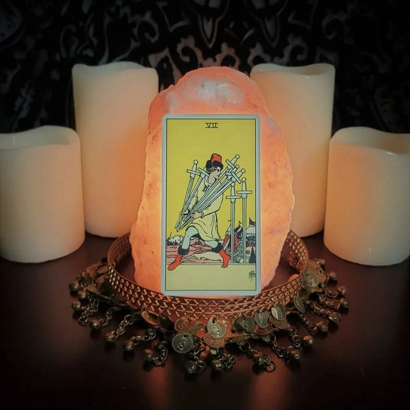 Ý nghĩa khi lá bài 7 Of Swords xuôi