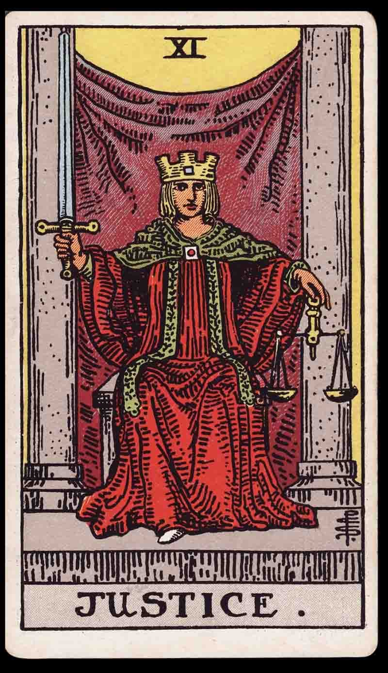 Phân tích biểu tượng trên Lá Justice