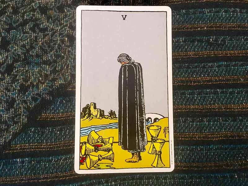 Ứng dụng thông điệp của 5 Of Cups vào cuộc sống