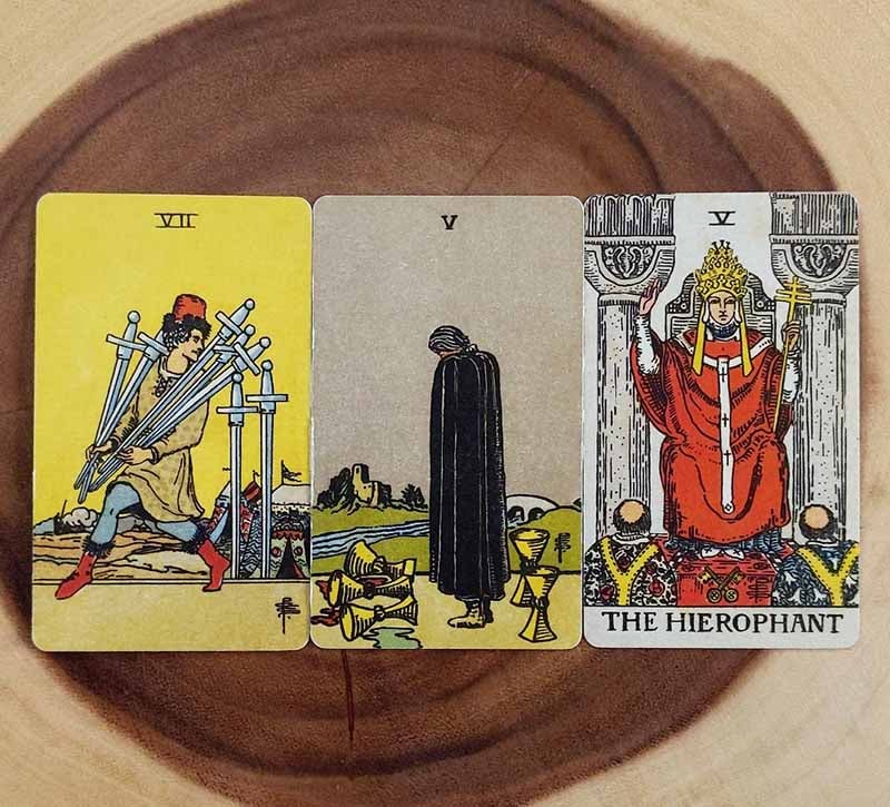 Giải mã 5 Of Cups qua các tổ hợp bài