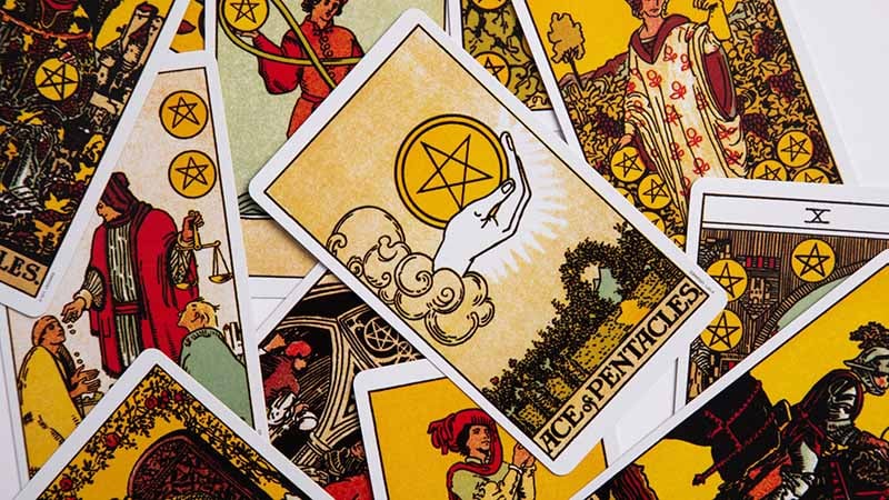 Ý nghĩa lá Ace Of Pentacles khi xuôi chiều (Upright)