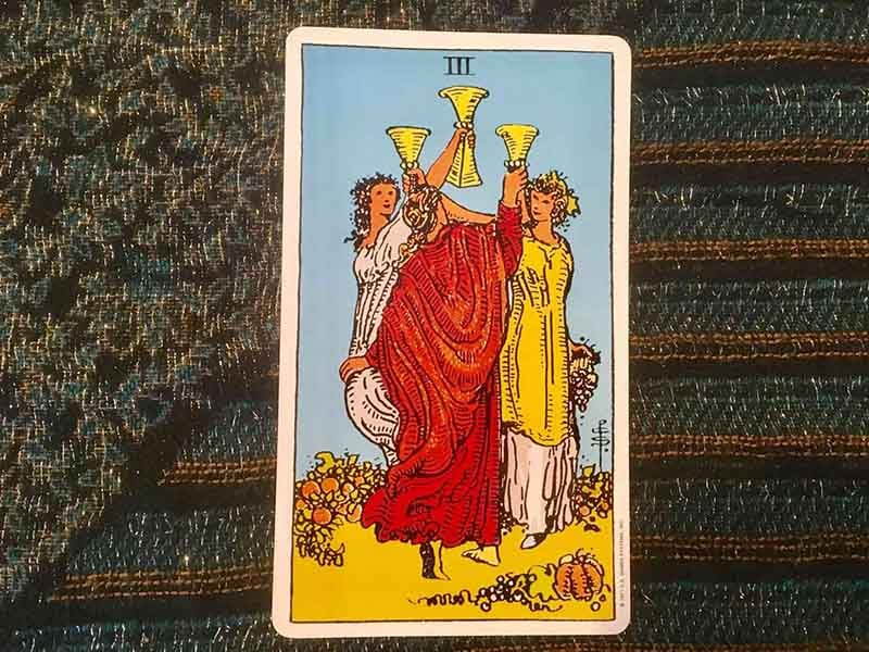 3 Of Cups khi kết hợp với các lá bài khác