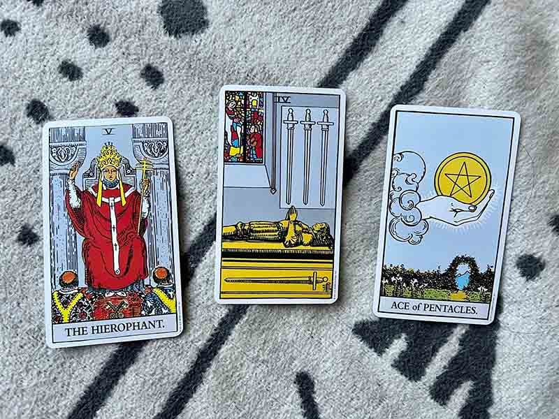 4 Of Swords mang thông điệp gì trong từng trải bài Tarot?