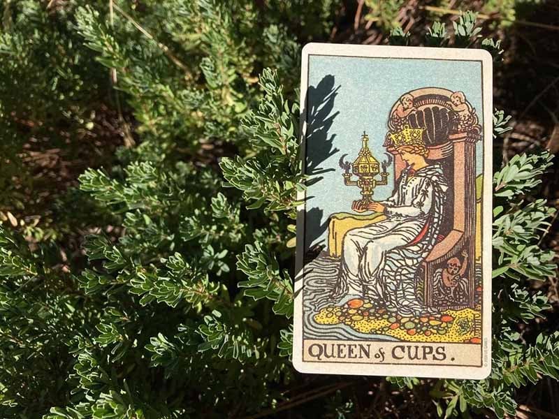 Ý nghĩa tổng quan lá bài Queen Of Cups